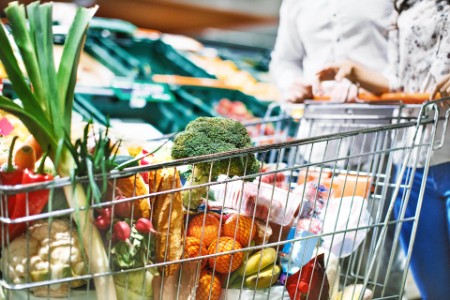 Gemüse und Lebensmittel im Einkaufswagen