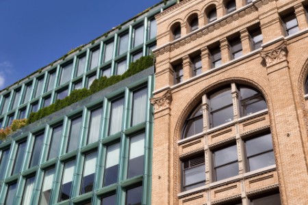 Kontrast zwischen neuen und historischen Gebäuden in NYC