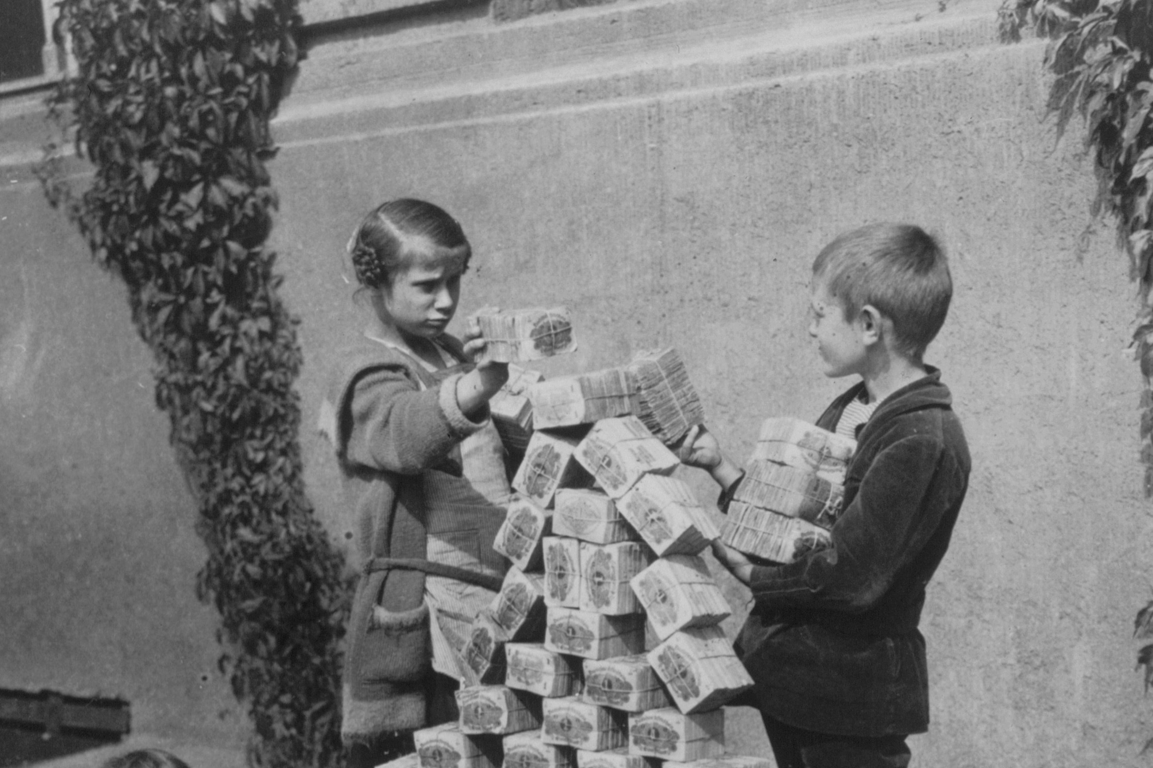 Kinder spielen mit Geldscheinen 1923