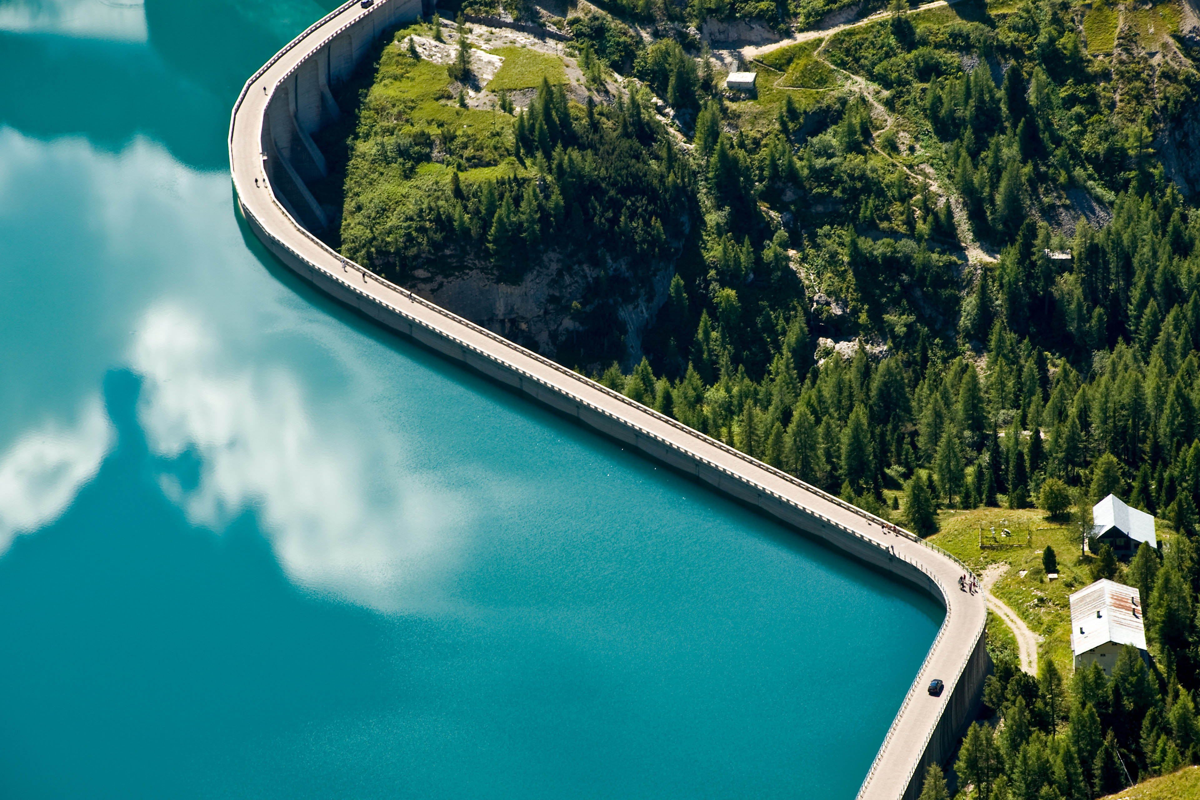 Staudamm am Ende des Fassatals in den Dolomiten