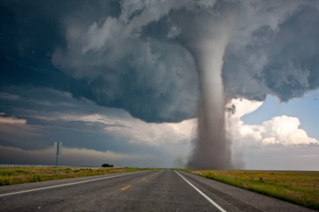 Ein Tornado bahnt sich seinen Weg vom äußersten Südosten Colorados in Richtung Oklahoma.