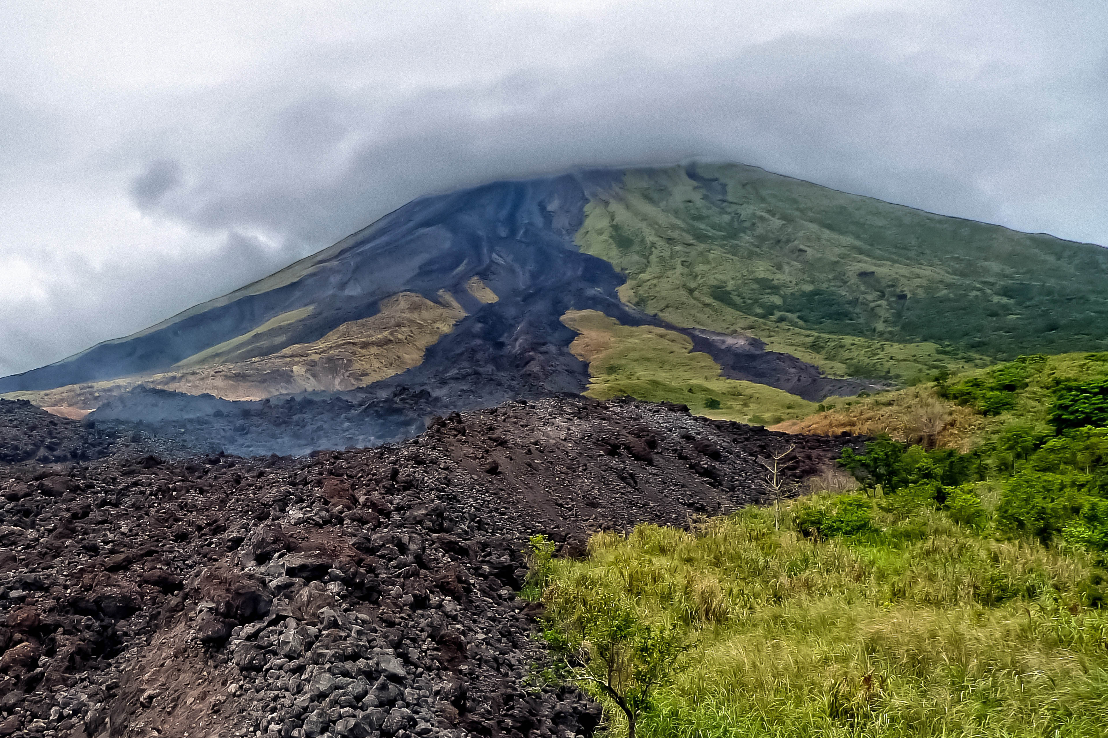 Lavapfad auf Vulkanboden