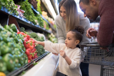 pre-school girl parents veggies grocery store