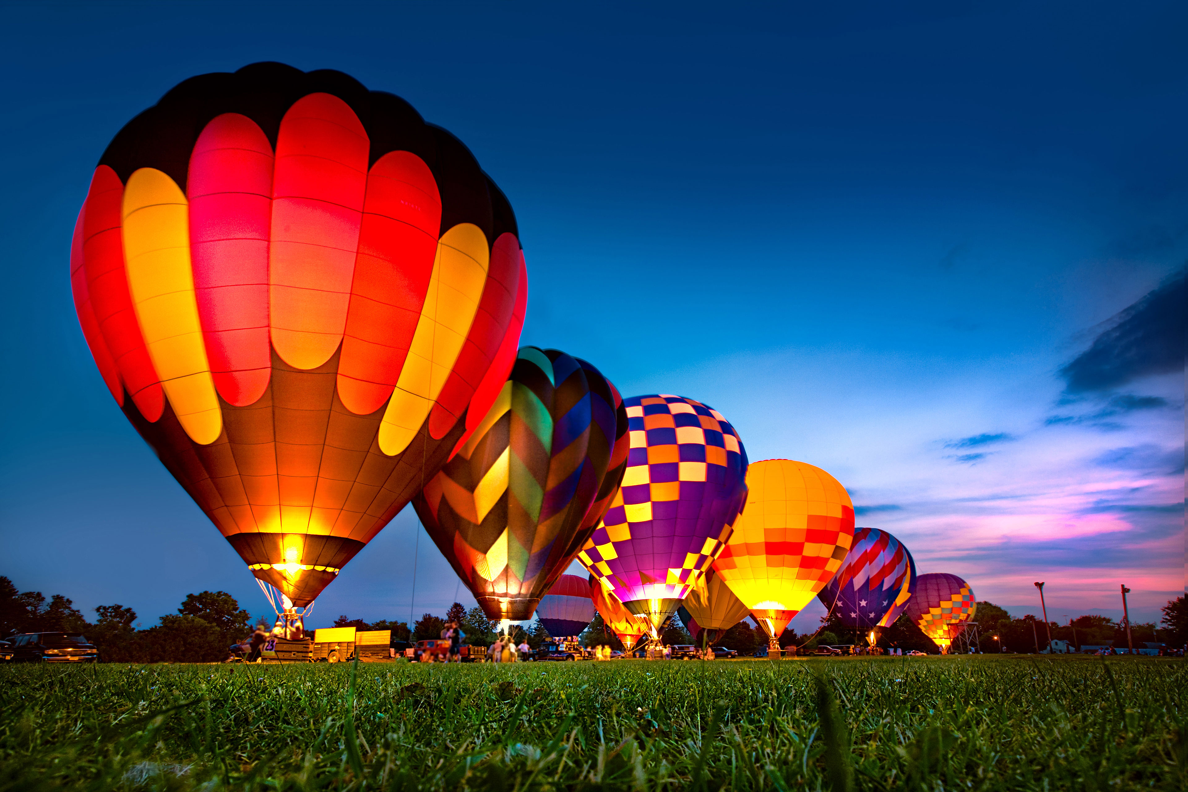 https://assets.ey.com/content/dam/ey-sites/ey-com/en_ae/topics/tmt/ey-hot-air-balloon-festival-night-glow.jpg