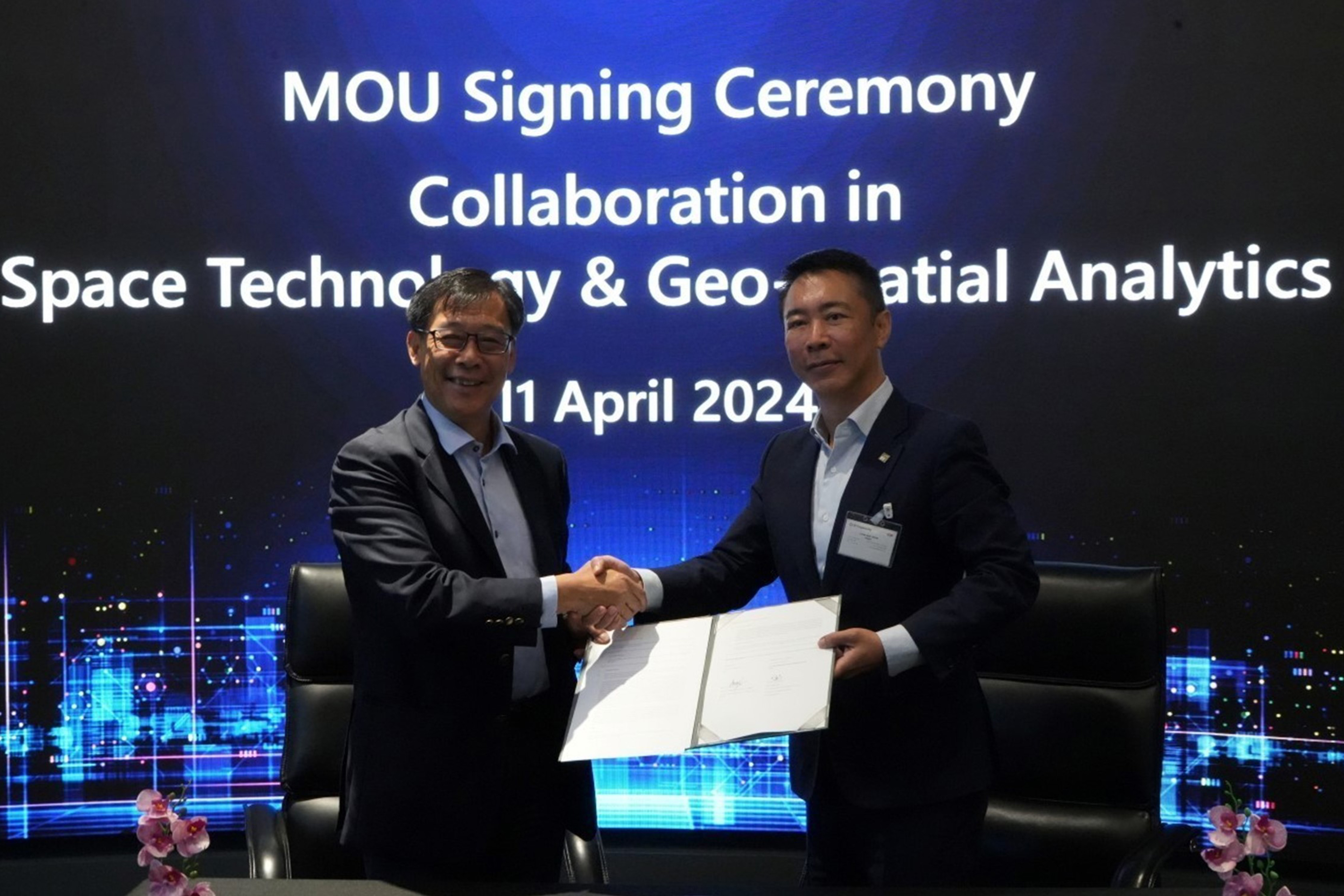 Signing the MOU are Mr. Low Jin Phang, President, Digital Systems of ST Engineering (left) and Mr. Liew Nam Soon, EY Asean and Singapore Regional Managing Partner (right).