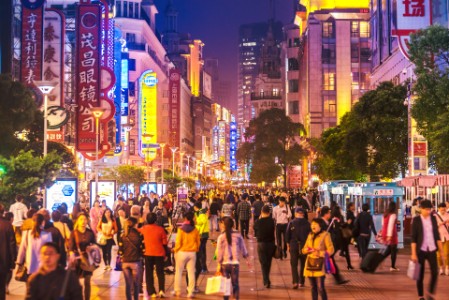 上海中國之夜的繁忙的購物街