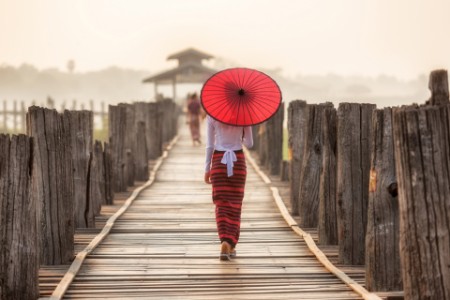 Femme asiatique avec un parapluie rouge