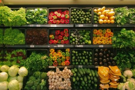 Étalage de fruits et légumes dans une épicerie