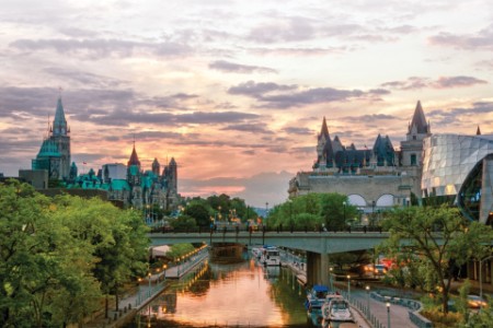 EY – Coucher du soleil sur le canal Rideau à Ottawa