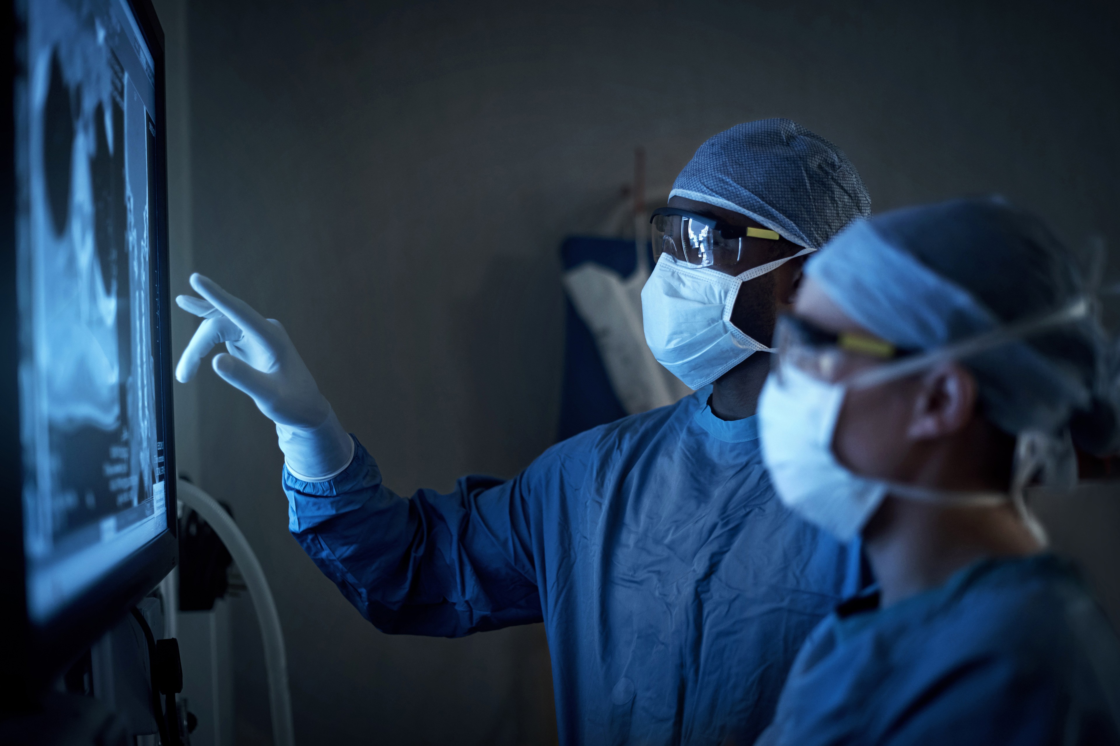 ey-surgeons-looking-at-xray-webcast-hero.jpg