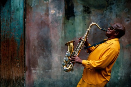 Musicien de jazz jouant du saxophone