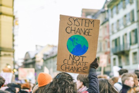 Gruppe von Demonstranten unterwegs, Jugendliche kämpfen für den Klimawandel 