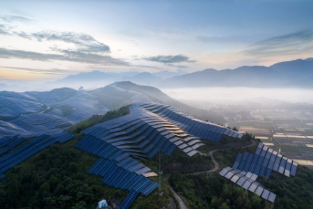 Solarkraftwerk im Morgennebel