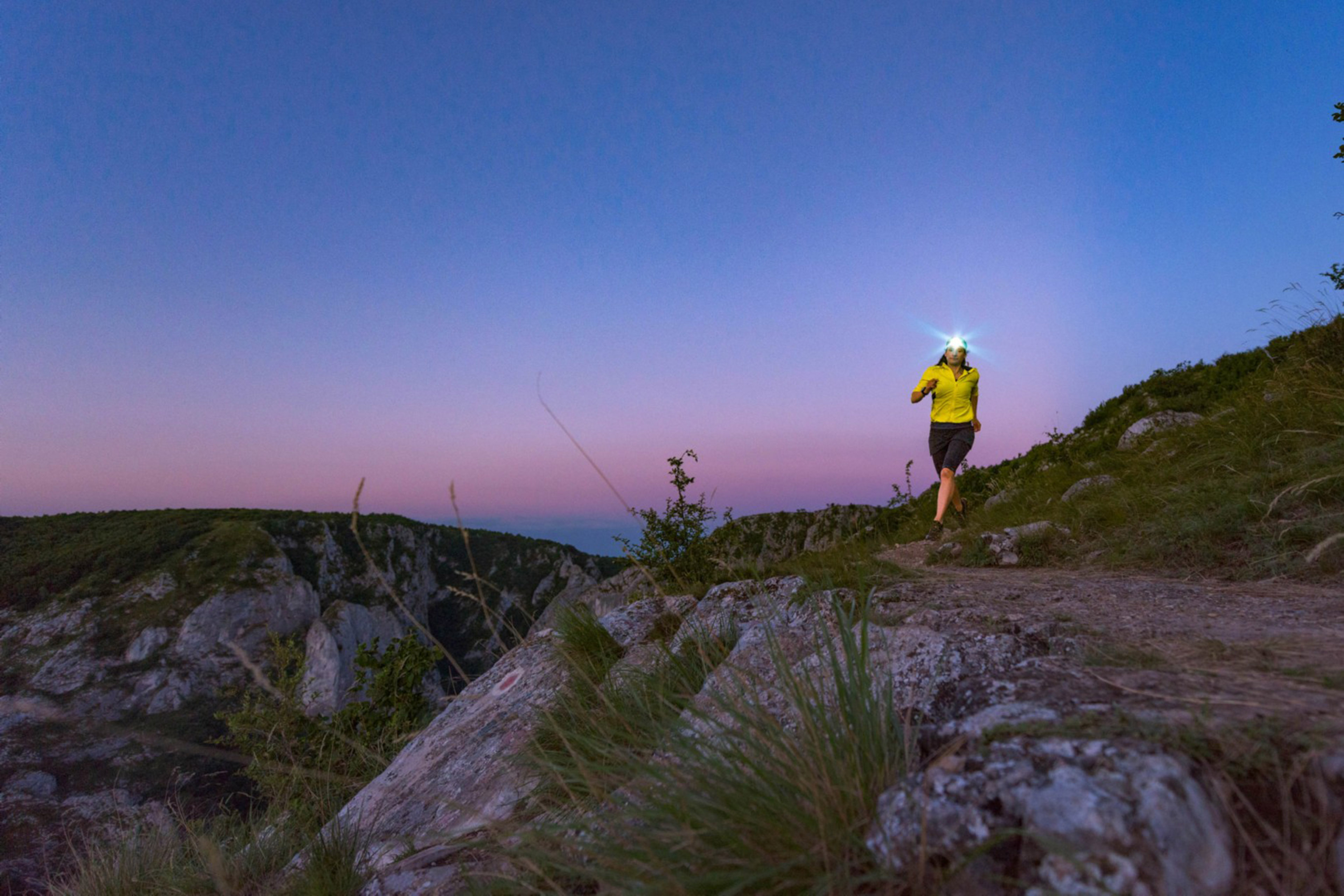 EY runnder training outdoors at dusk with a headtorch
