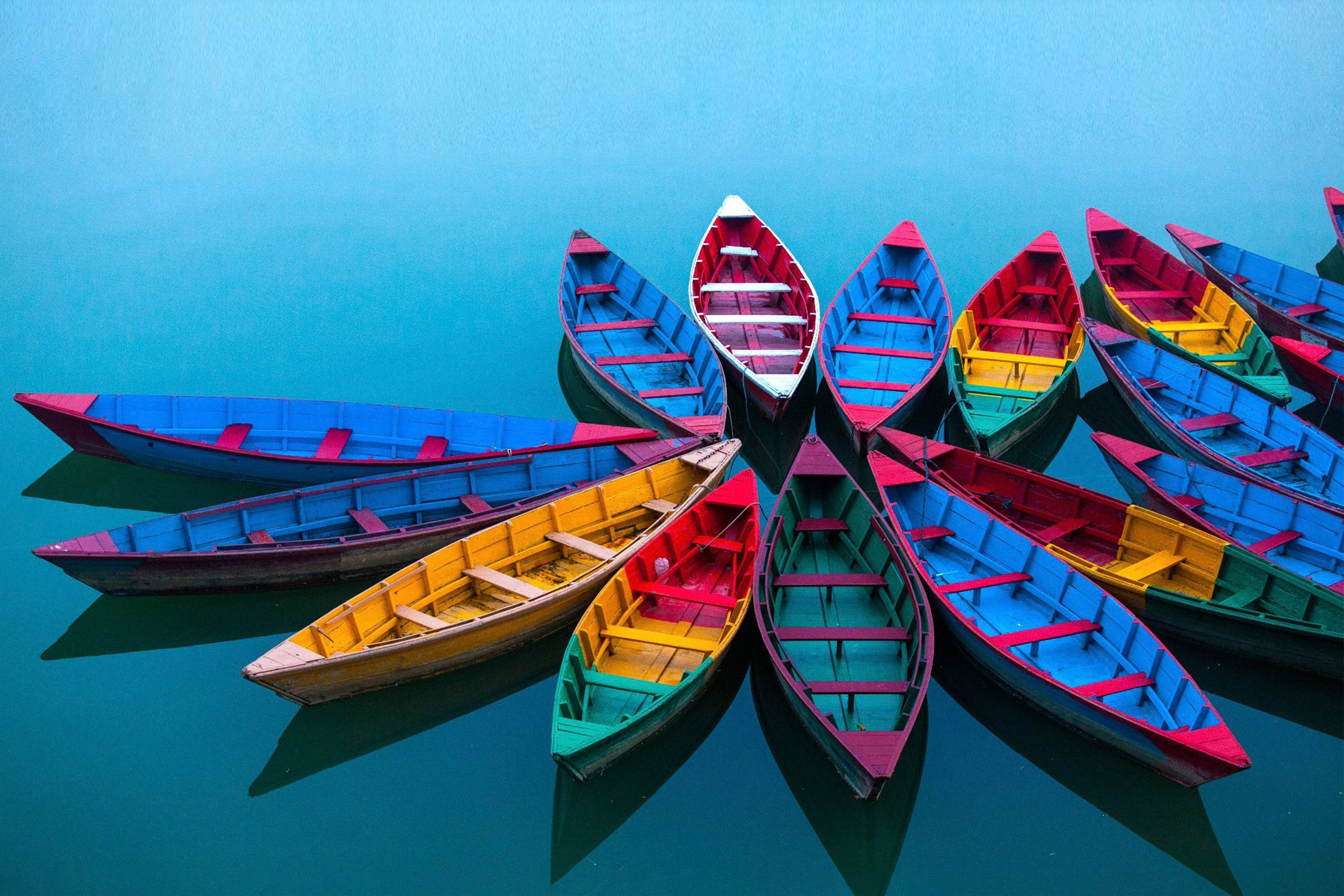
            Разноцветные лодки стоят на якоре на озере
        