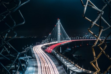 most noční světelné stezky
