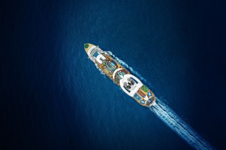 Barco Royal Caribbean sobre el océano