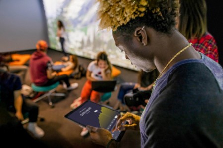 Estudiante usando tableta digital en un aula