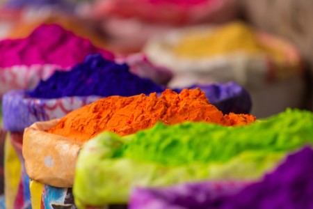 Montones de coloridos tintes en polvo utilizados para el festival Holi