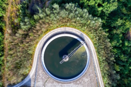 Luchtfoto van waterzuiveringsinstallatie