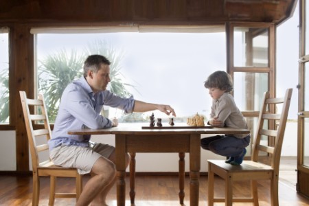 
            Pai e filho jovem a jogar xadrez
        