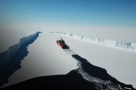 Ice breaking ship naldo
