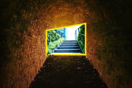 Tunel con imagen superpuesta de escaleras