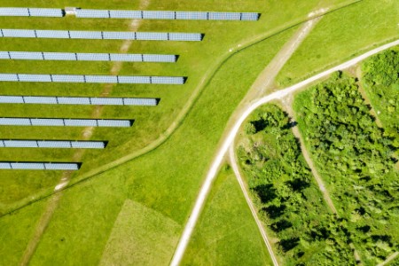 Fazenda solar rural com painéis fotovoltaicos