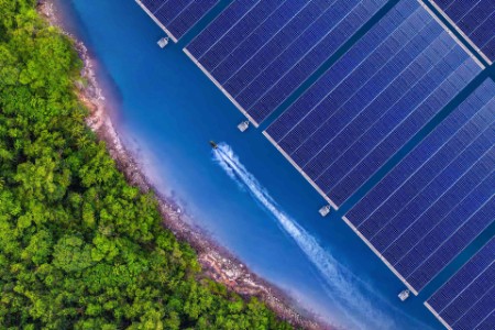 Parque solar flotando en la superficie de un lago en Tailandia