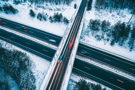 Vista aérea de uma autoestrada com neve e carros