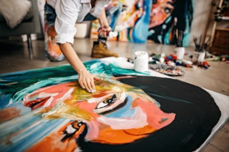 Artista feminina pintando retrato em tela