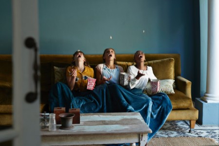 ey-friends-catching-popcorn-sofa
