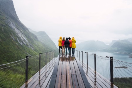 人背面挪威Senja岛海岸观景台