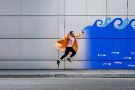 Artista pulando para pintar grafite em mural debaixo d'água