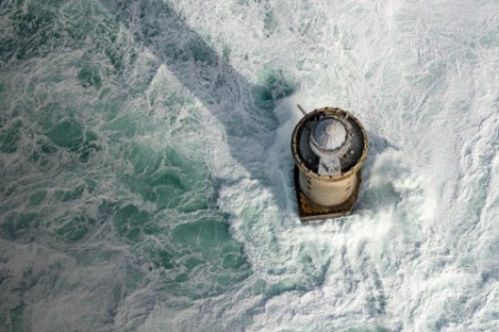 巨浪拍击法国埃森的克利翁灯塔