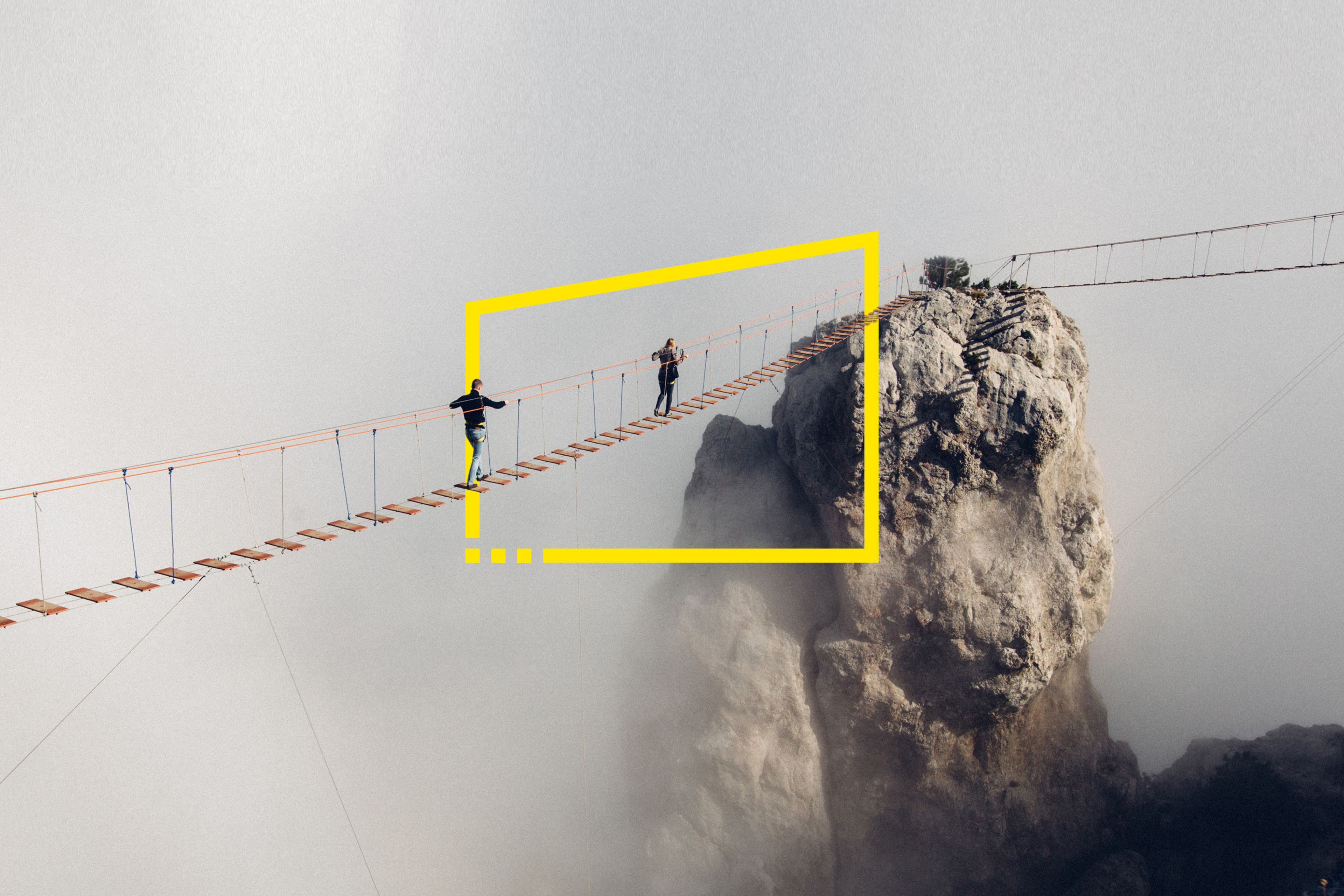 personas cuerda puente yalta niebla