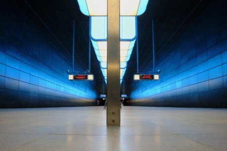 Osvetlená stanica metra v nemeckom meste Hamburg