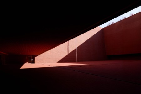 La luz del sol en una habitación roja