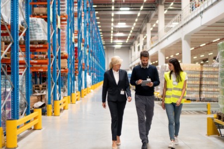 ey-managers-visit-warehouse