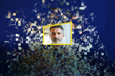 Um retrato de um homem em primeiro plano e pixels em segundo plano