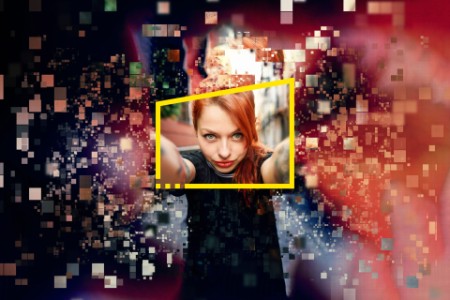 Imagen de la campaña "Reformula tu futuro" Mujer que aparece dentro de un recuadro amarillo en el centro, rodeada con un fondo de pixeles por fuera del recuadro amarillo