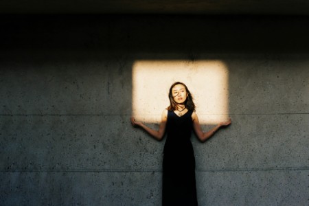 
            Ilusión óptica de una mujer sosteniendo una ventana
        