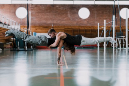 Kaksi miestä harjoittaa akrobatiaa
