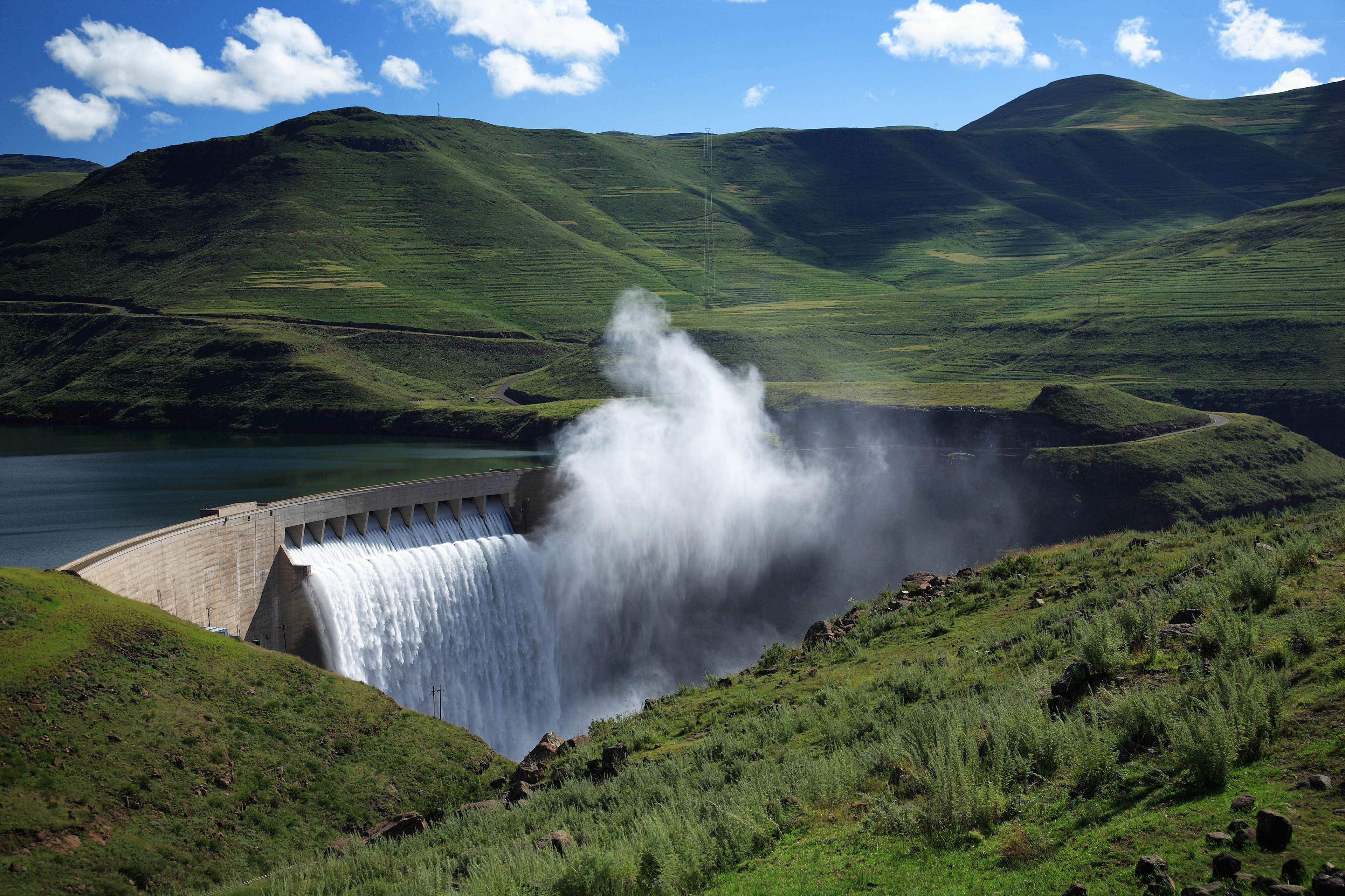 Niebla que se eleva sobre el muro de la presa de Katse en Lesotho