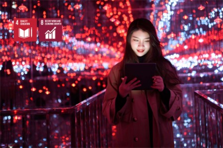 Aziatische vrouw die digitale tablet gebruikt