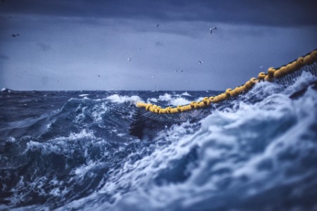 Red de pesca siendo arrastrada en un mar agitado