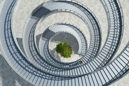 Vista aérea de una escalera en espiral con un árbol en el centro