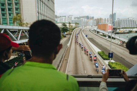 Fans op brug kijken naar wielerkoers in Korea