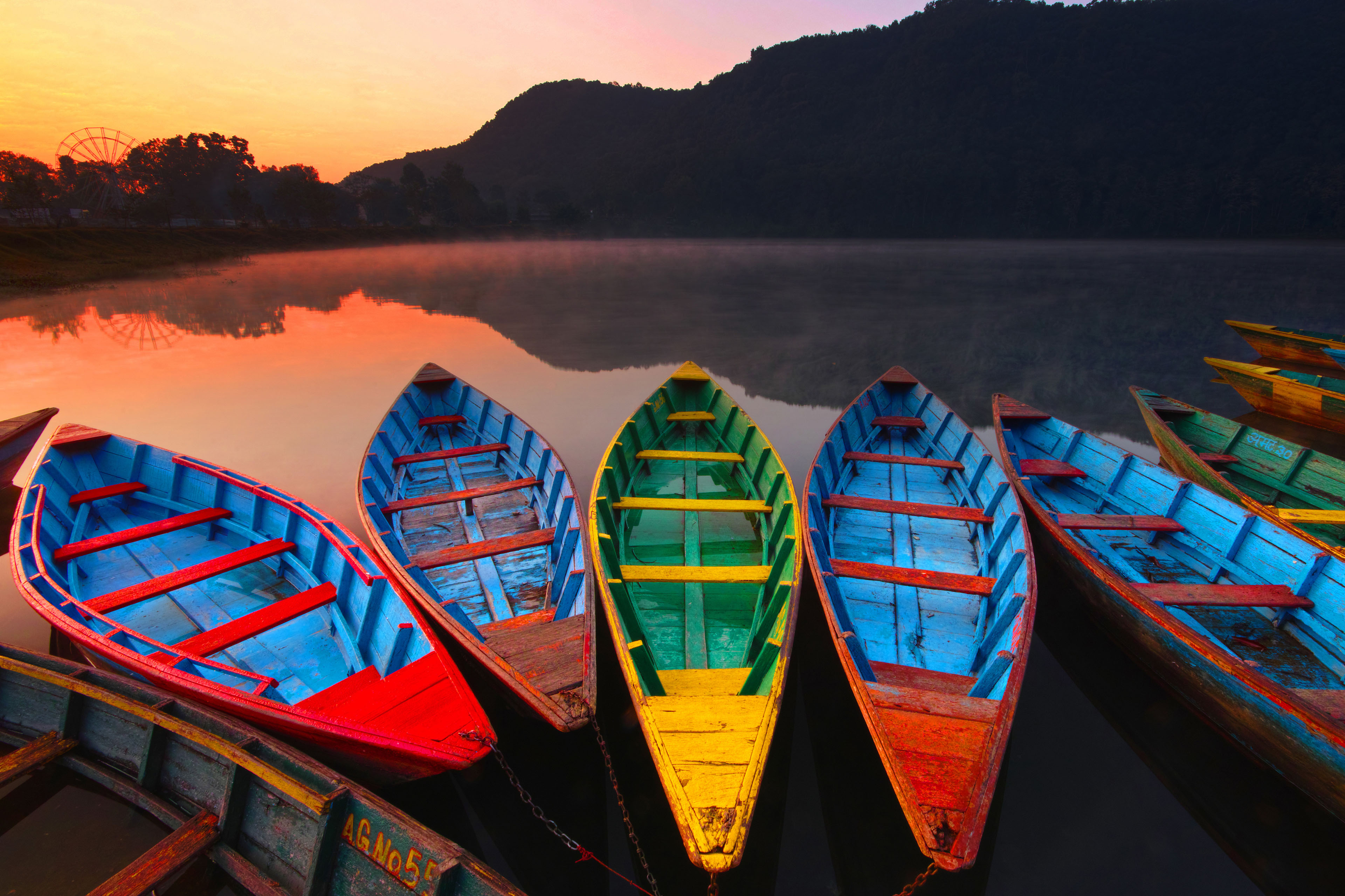 Bunte Boote auf dem Phewan-See bei Sonnenaufgang