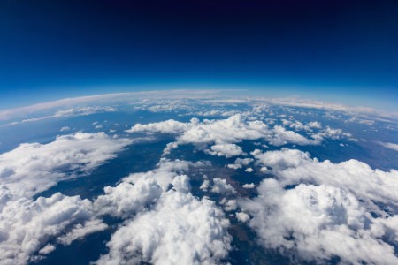 
            地球の丸さが分かる航空写真
        